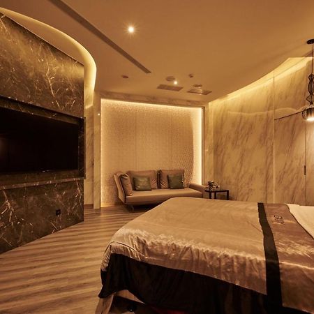 In Night Hotel Taichung Exterior foto