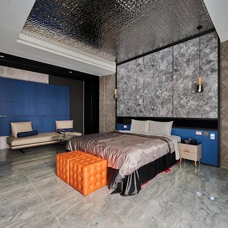 In Night Hotel Taichung Exterior foto