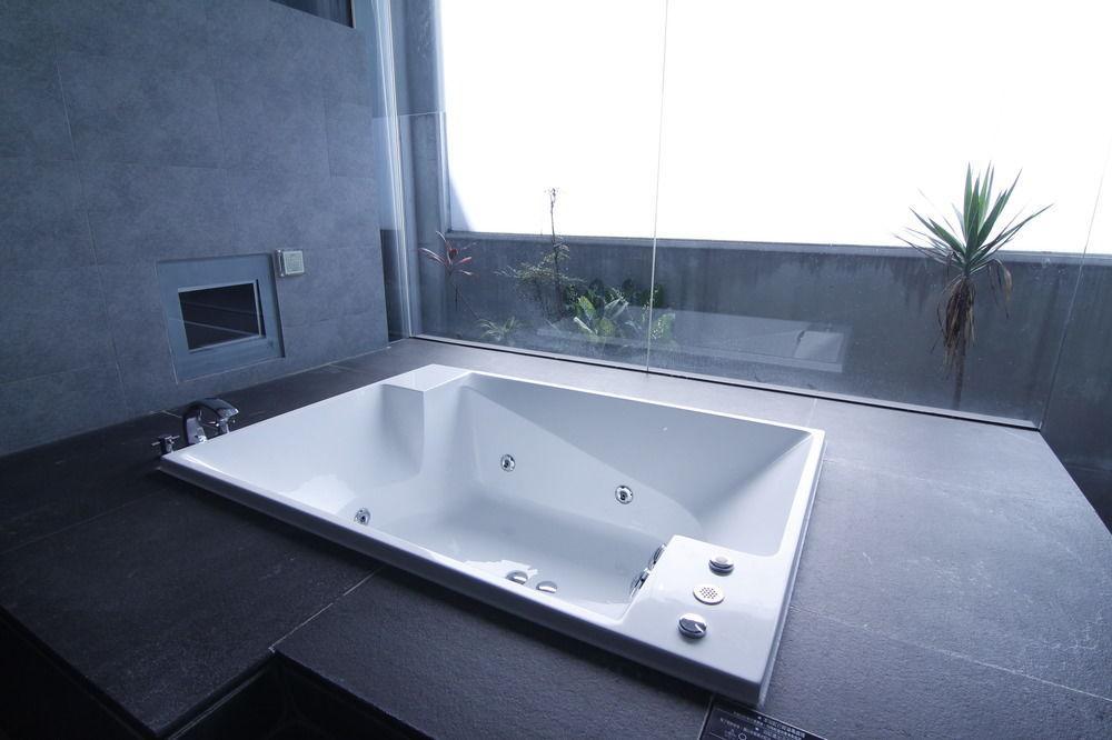 In Night Hotel Taichung Exterior foto