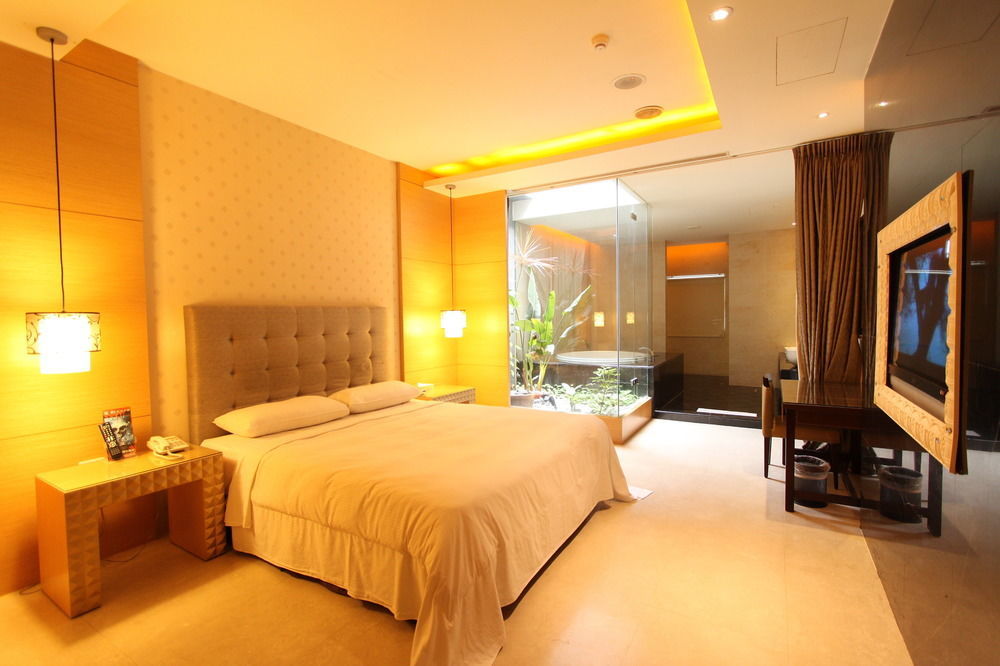 In Night Hotel Taichung Exterior foto