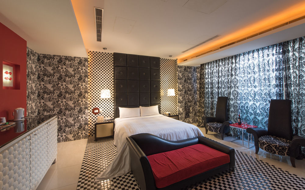 In Night Hotel Taichung Exterior foto