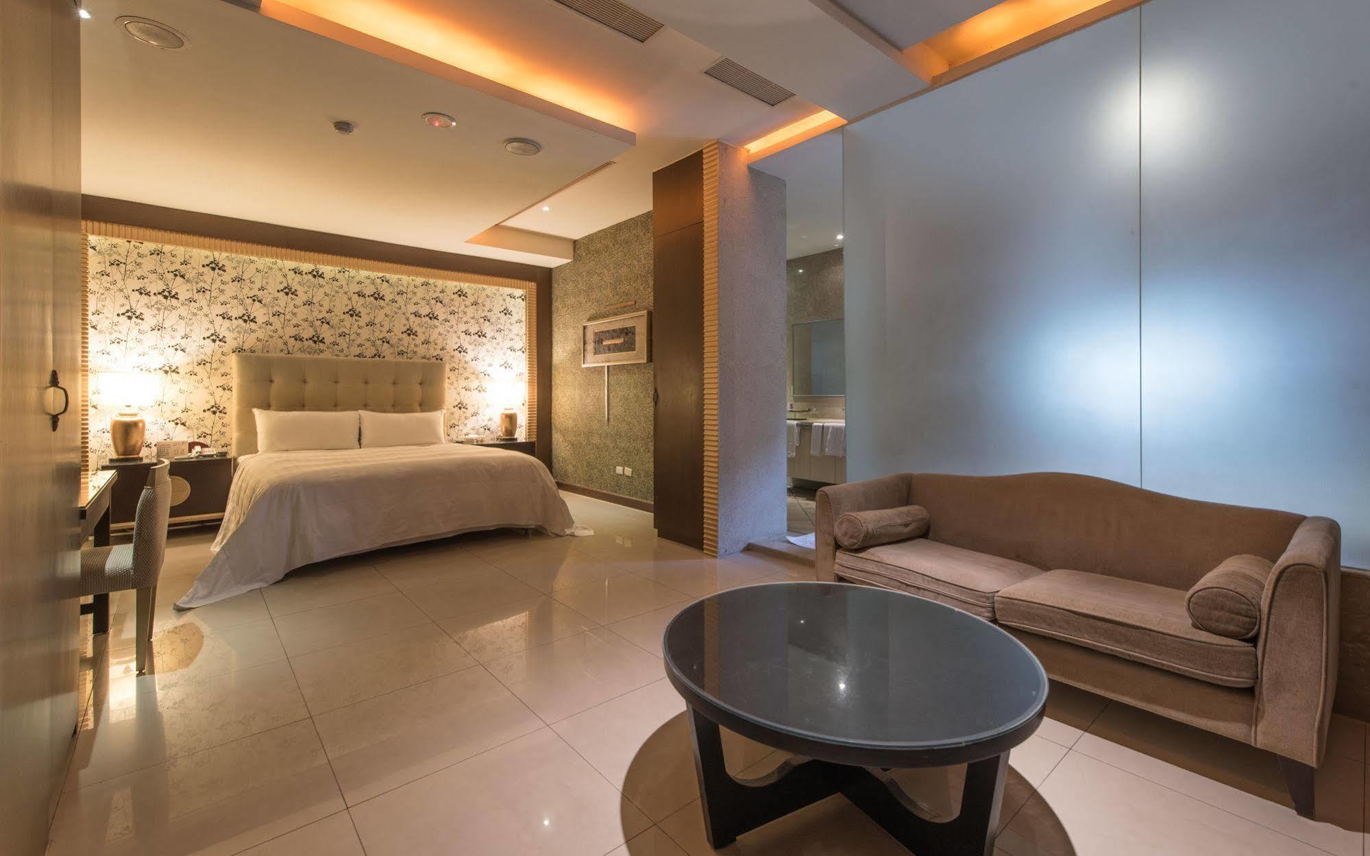 In Night Hotel Taichung Exterior foto