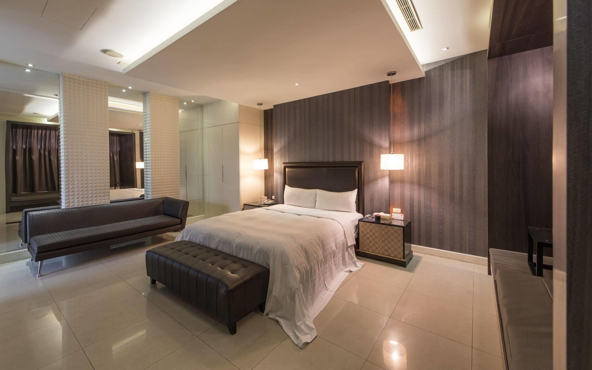 In Night Hotel Taichung Exterior foto